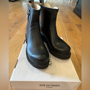 Ilse Jacobsen Rub 60’ Short Waterproof Rain Boot- black, size 40